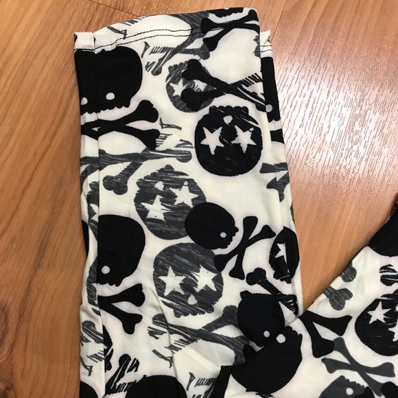 Just In‼️B&W Skulls Soft Yoga 5” Waist Leggings - Picture 5 of 5